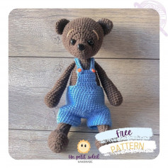 free crochet pattern bear un petit soleil wearing overalls