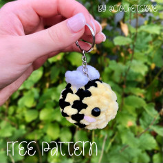 free crochet pattern bee keychain.