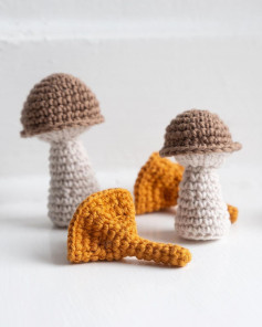 free crochet pattern brown hat mushroom.