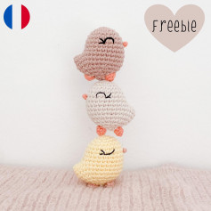 free crochet pattern chick with orange legs.