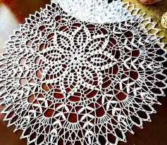 free crochet pattern circle made of leaves joined from a circle in the center.