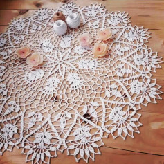 free crochet pattern circle with a leaf tip at the edge
