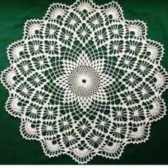 free crochet pattern circle with center with 7 wings