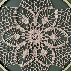 free crochet pattern circle with five large leaves and a concentric circle.