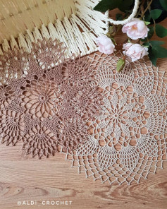 free crochet pattern circle with large leaves and small leaves.