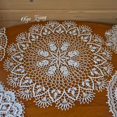 free crochet pattern circular with leaves facing out.