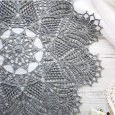 free crochet pattern circular with leaves spread out on the sides.