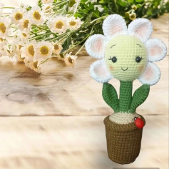 free crochet pattern flower pot with six petals, yellow stamens, green leaves.