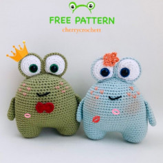 free crochet pattern frog with bulging eyes wearing a crown