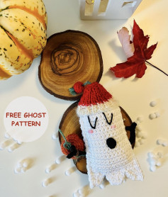 free crochet pattern ghost wearing red hat.