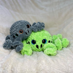 free crochet pattern gray spider, green spider.
