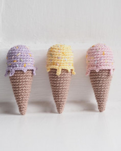 free crochet pattern ice cream cup purple, yellow, pink.