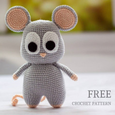 free crochet pattern mouse with white eyes, round ears.