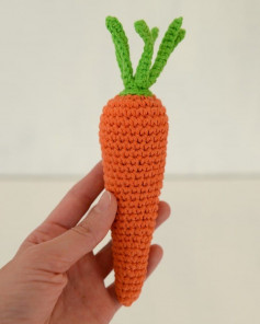 free crochet pattern of carrot and carrot leaf