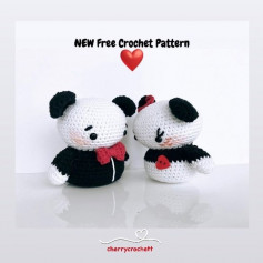 free crochet pattern panda wearing red bow.