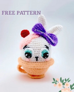 free crochet pattern rabbit cup with purple bow.