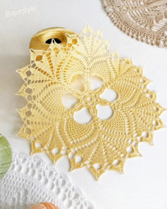 free crochet pattern round shape with a pointed edge and a circle in the center