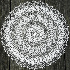 free crochet pattern round shape with pointed edge at the edge