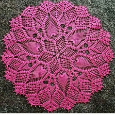 free crochet pattern round shape with six symmetrical leaves, coming out