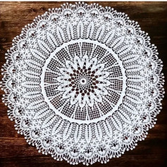 free crochet pattern round shape with stamens at border.