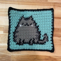 free crochet pattern square cat decoration.
