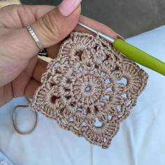 free crochet pattern square with a circle in the middle.