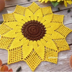 free crochet pattern sun flower with large petals and stamens.