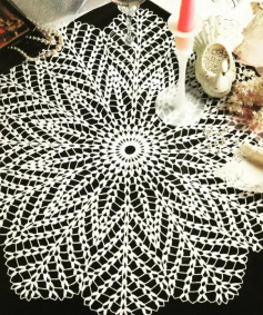 free crochet pattern twelve leaf circle.