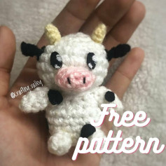 free crochet pattern white dairy cow, yellow horns, black ears.pink nose.
