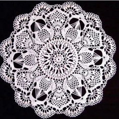 Free crochet pattern with 13 petals and 6 spikes inside.