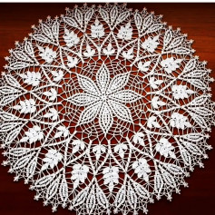 free crochet pattern with leaf border from inside to center has nine leaves.