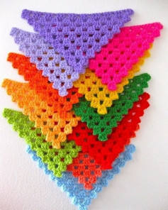 free crochet triangle pattern with many colors.