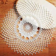 Geometric Crochet circular pattern with decoration in the middle of the separator.