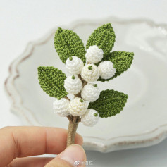 green leaves, white fruit crochet pattern