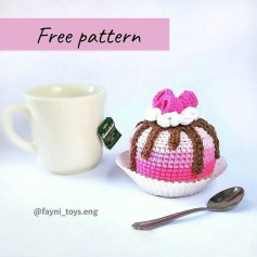 pink cake, brown chocolate, white cream crochet pattern
