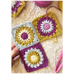 square decoration with three circles in the center crochet pattern