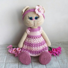 the cat is wearing a pink dress, wearing a pink five-pointed flower bow crochet pattern