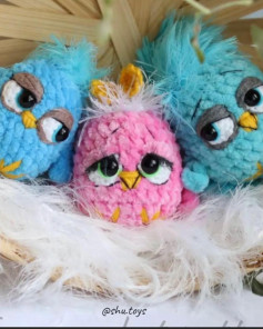 three birds pink and blue beak yellow crochet pattern