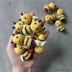 yellow bee white wings black beard crochet pattern
