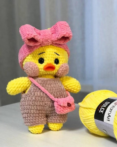 yellow duck, orange beak, pink bow, pink sling bag, crochet pattern