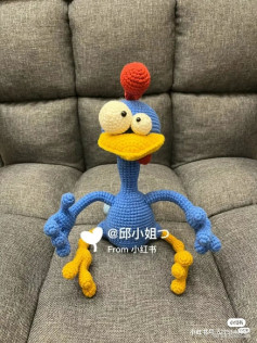 Chicken with big eyes and small eyes, white, yellow beak, blue body crochet pattern