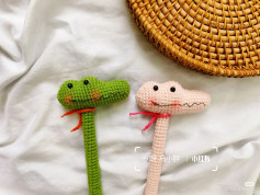 crochet pattern crocodile pen cover