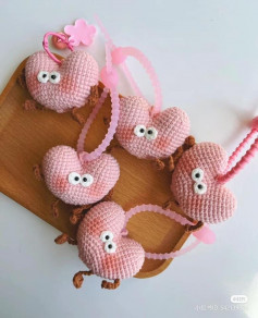 pink heart, white eyes, crochet pattern