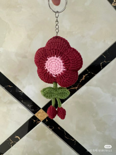 Red five-petal flower keychain, pink pistil, green leaves, crochet pattern