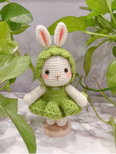White rabbit wearing green dress, crochet pattern