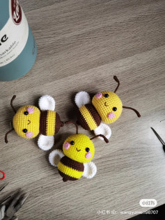 yellow bee, white wings with black stripes, crochet pattern