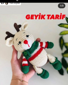 Beyaz ağızlı, kırmızı ve beyaz yatay çizgili bir gömlek, yeşil bir eşarp ve kahverengi boynuzlar giyen bir geyiğin tığ işi tarifi.