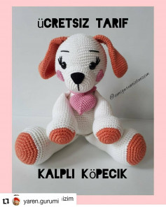 Beyaz köpek tığ işi modeli, pembe kalp, turuncu kulaklar.