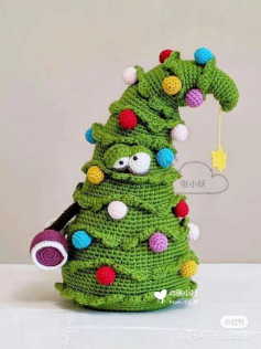 Christmas tree crochet pattern, blue decorated with many balls.