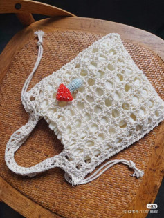 Crochet pattern for a mesh bag decorated with a mushroom with a red hat and a blue body.